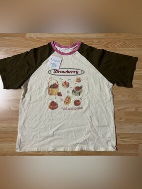 YesStyle Cream Strawberry Graphic Raglan Tee